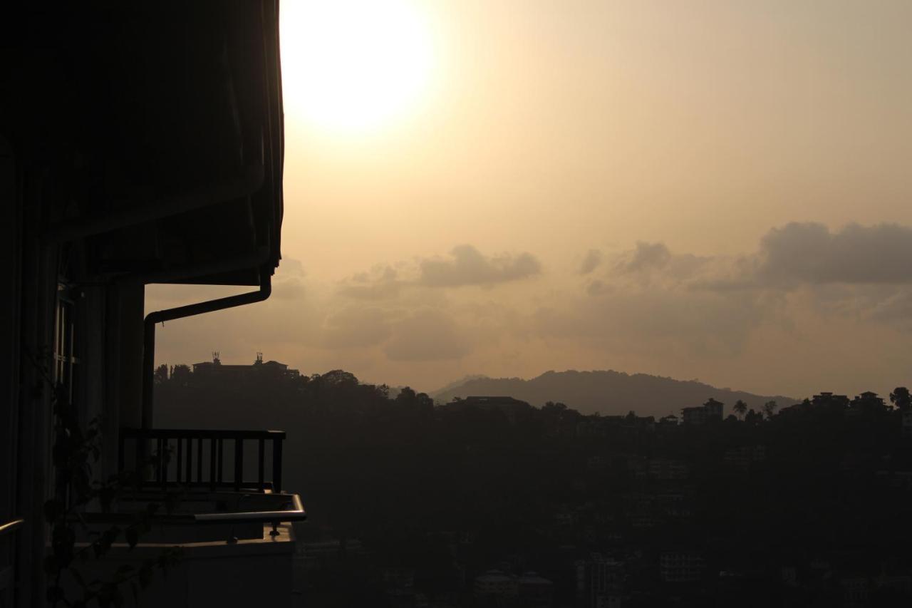 The Peak Pavilion Kandy Bagian luar foto